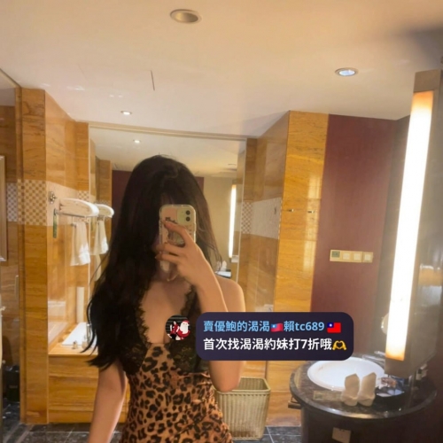 腰細奶大，曲線勁爆，跳舞就像在挑逗，