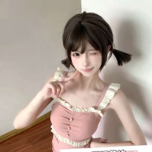 嬌小身型，卻有滿滿色氣，喜歡打量哥哥們的褲襠，每次看到下面一大包的哥哥，