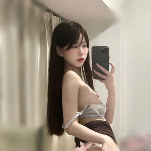 可可愛愛的女生 屁股翹翹的 摸起來很舒服 在床上會叫哥哥