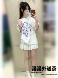 #婷婷  155cm.41kg.Ccup.20歲  甜美風 溫柔風 請看過來   此妹輕聲細語 溫柔中帶點可愛  貼心熱情的服務是害羞的客人的福音  不會冷場 因為妹妹很喜歡講笑話很健談